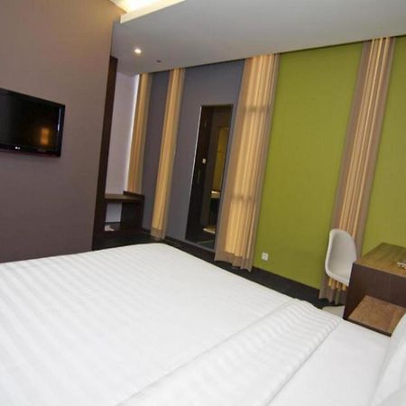 Plan B Hotel Padang  Extérieur photo