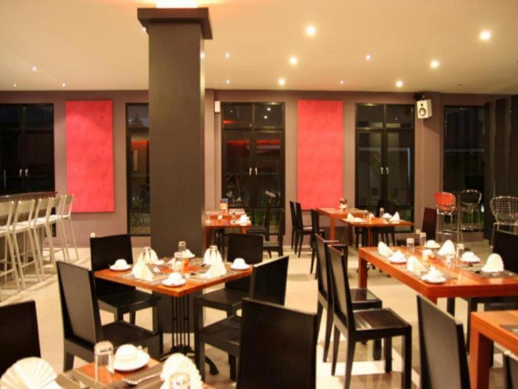 Plan B Hotel Padang  Extérieur photo