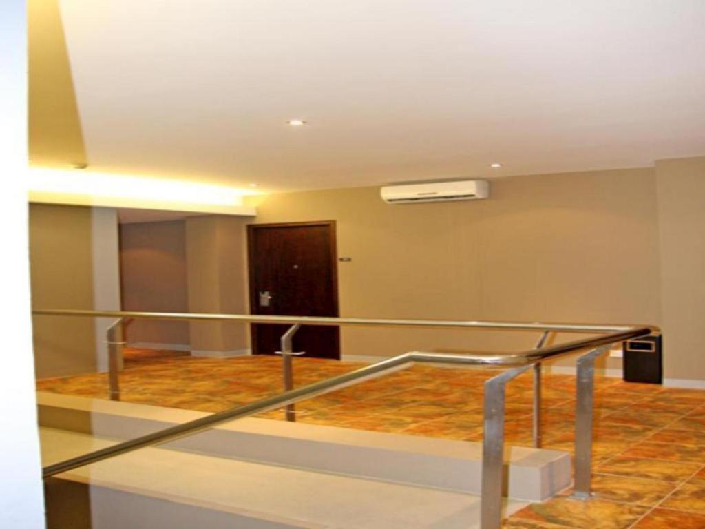 Plan B Hotel Padang  Extérieur photo